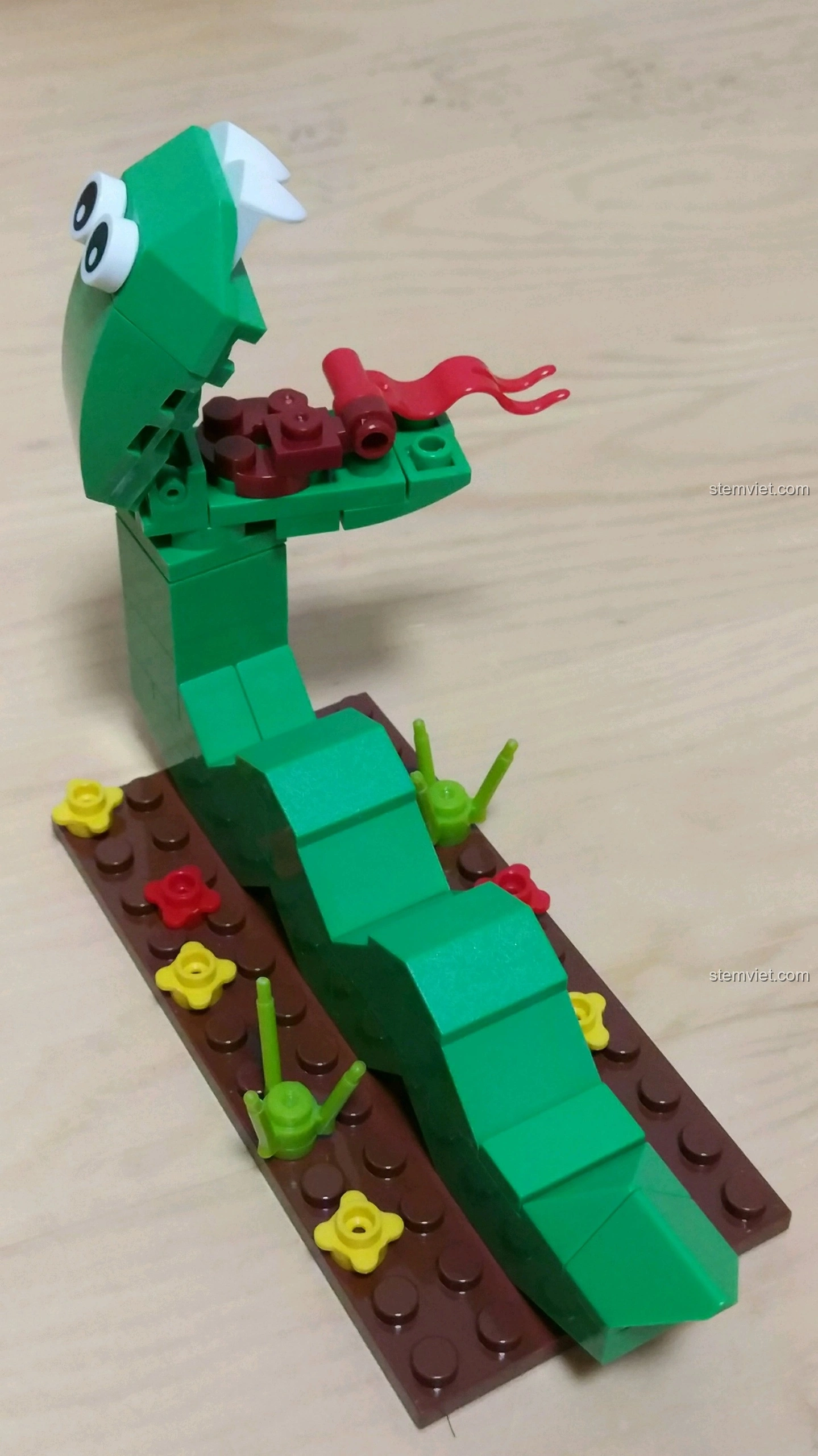 Mô hình Rắn Tỵ dựng đứng, phần thân uốn cong, cho thấy sự linh hoạt và vững chắc của cấu trúc lắp ráp.