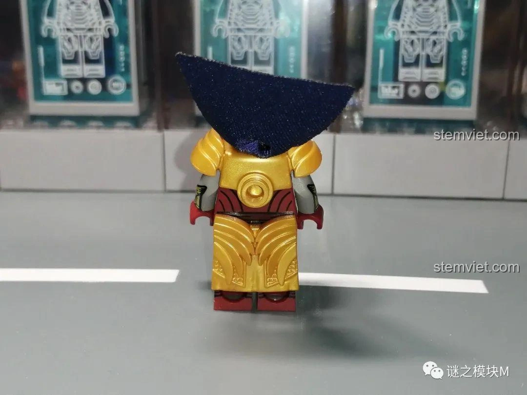 Áo giáp vàng của minifigure Tinh Linh KORUIT KT1050 với áo choàng, tạo vẻ uy nghi.