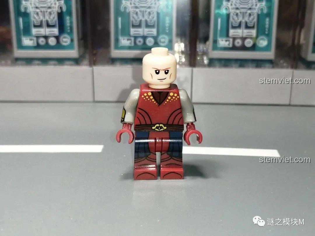 Chi tiết in ấn trên thân minifigure Tinh Linh KORUIT KT1050, màu đỏ và vàng, rõ nét.