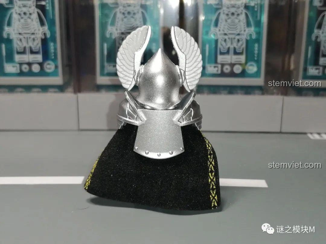 Góc nghiêng của thân minifigure KORUIT XP-138 Vệ Binh Suối Nguồn, chi tiết rõ ràng.