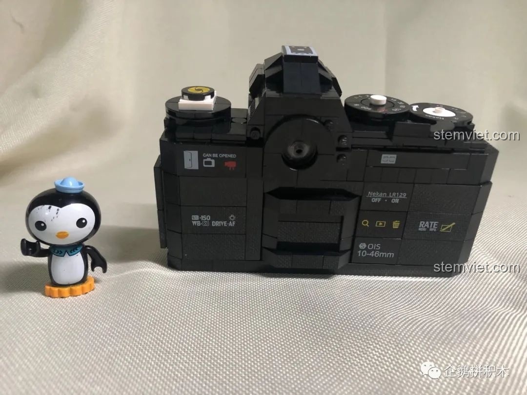 Mô hình đồ chơi xếp hình Máy Ảnh Kỹ Thuật Số Nekan FY2A LR129 (00844) cầm nắm chắc chắn.