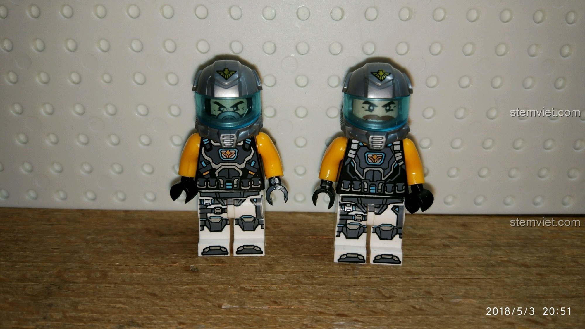 Hai nhân vật minifigure nam của bộ Enlighten 2714, đồ chơi xếp hình Máy bay ném bom cho trẻ em từ 6 tuổi