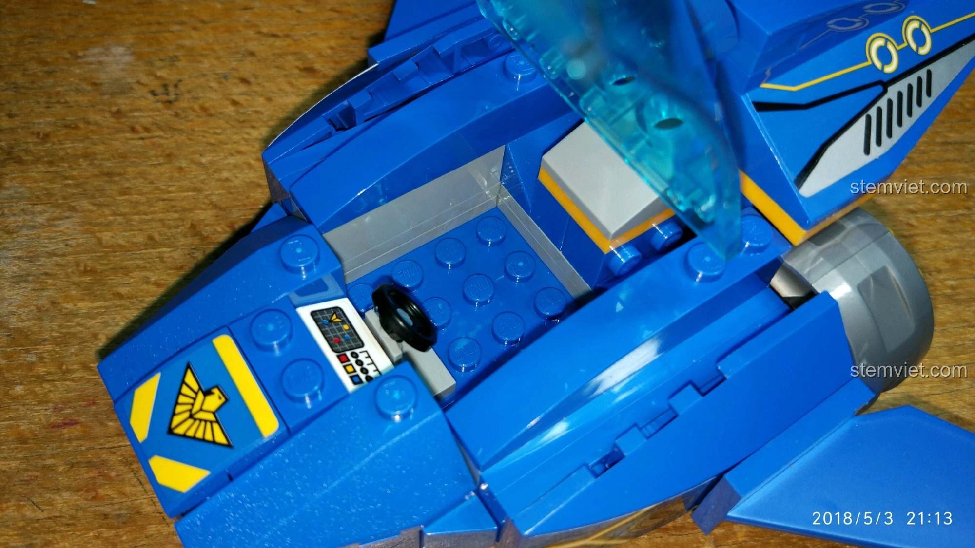 Nhân vật minifigure ngồi trong buồng lái phi thuyền đồng minh A Enlighten 2714, đồ chơi xếp hình Máy bay ném bom cho trẻ em từ 6 tuổi