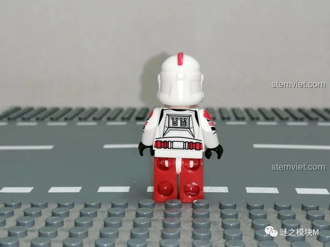 Ảnh cận cảnh mặt sau minifigure Shock Trooper XINH X0300, tập trung vào chi tiết in ấn lưng và hông - đồ chơi xếp hình Minifigure Clone Trooper XINH X0300 chất lượng cao giá tốt.