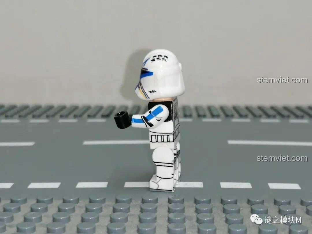 Ảnh cận cảnh mặt trước minifigure 501st Legion Sergeant từ bộ XINH X0300, với giáp vàng trắng và chi tiết in ấn đặc trưng - đồ chơi xếp hình Minifigure Clone Trooper XINH X0300 chất lượng cao giá tốt.