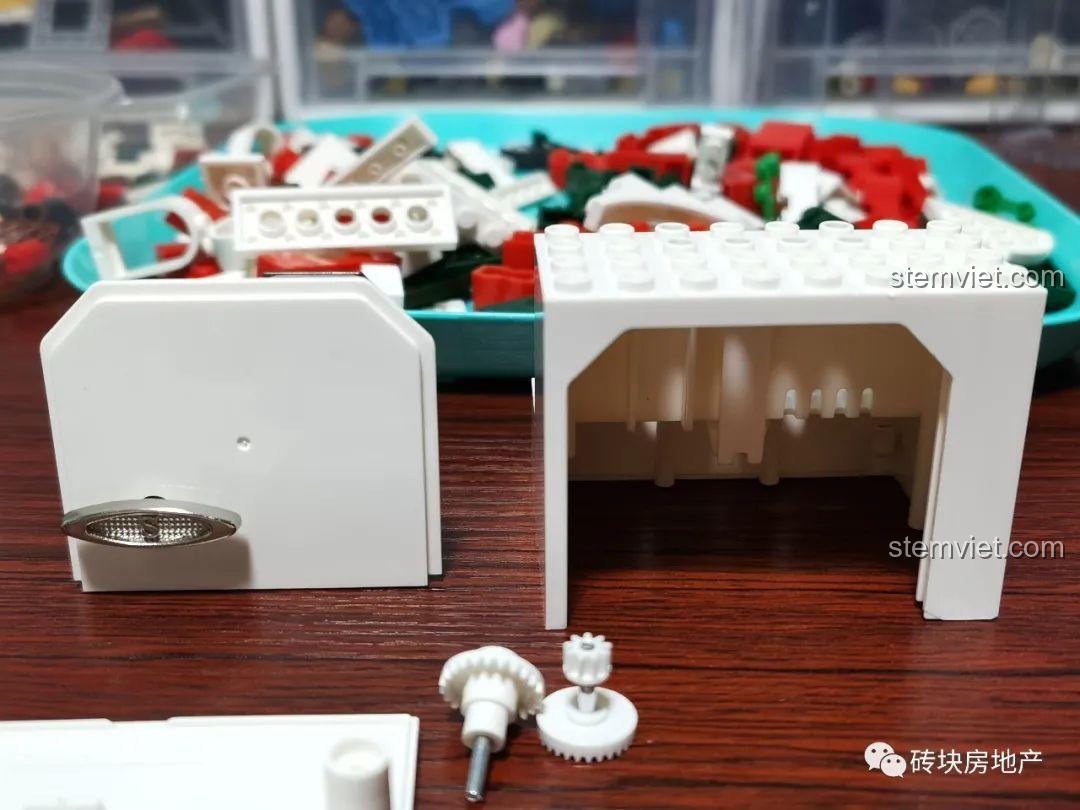 Các chi tiết của bộ phận hộp nhạc và bánh răng, chuẩn bị lắp ráp vào mô hình Hộp nhạc Giáng Sinh Zhe Gao QL0981.