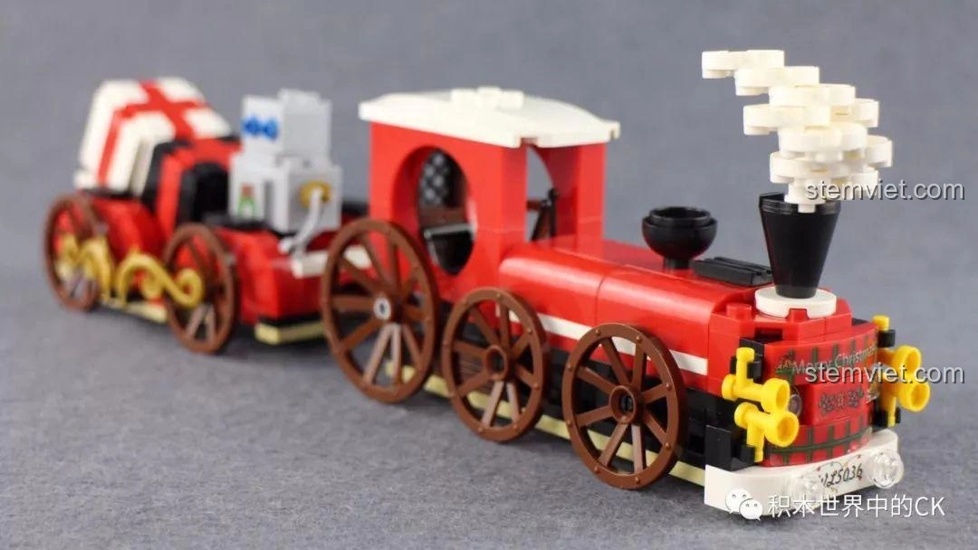 Ảnh mô hình tàu hỏa Winner 5036 Tàu Hỏa Giáng Sinh Trắng đã lắp ráp hoàn chỉnh, nhìn từ góc bên, với làn khói trắng bay lên từ ống khói, tạo cảm giác động cho mô hình.