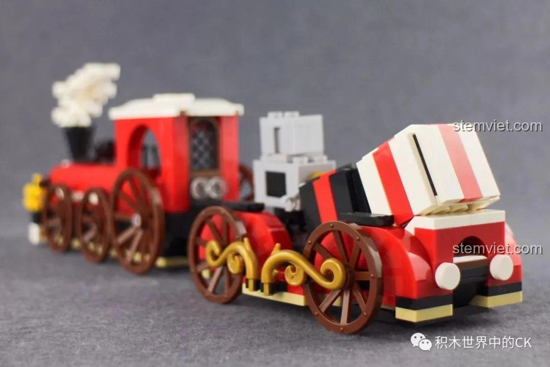 Ảnh mô hình tàu hỏa Winner 5036 Tàu Hỏa Giáng Sinh Trắng đã lắp ráp hoàn chỉnh, nhìn từ góc bên-sau, tập trung vào toa quà với thiết kế sọc đỏ trắng độc đáo, giống một hộp quà lớn.