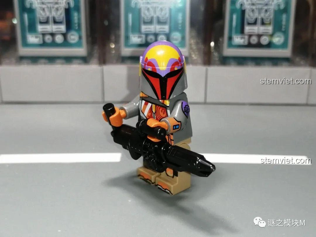 Minifigure Sabine Wren XINH X0307 cầm súng blaster, sẵn sàng chiến đấu.