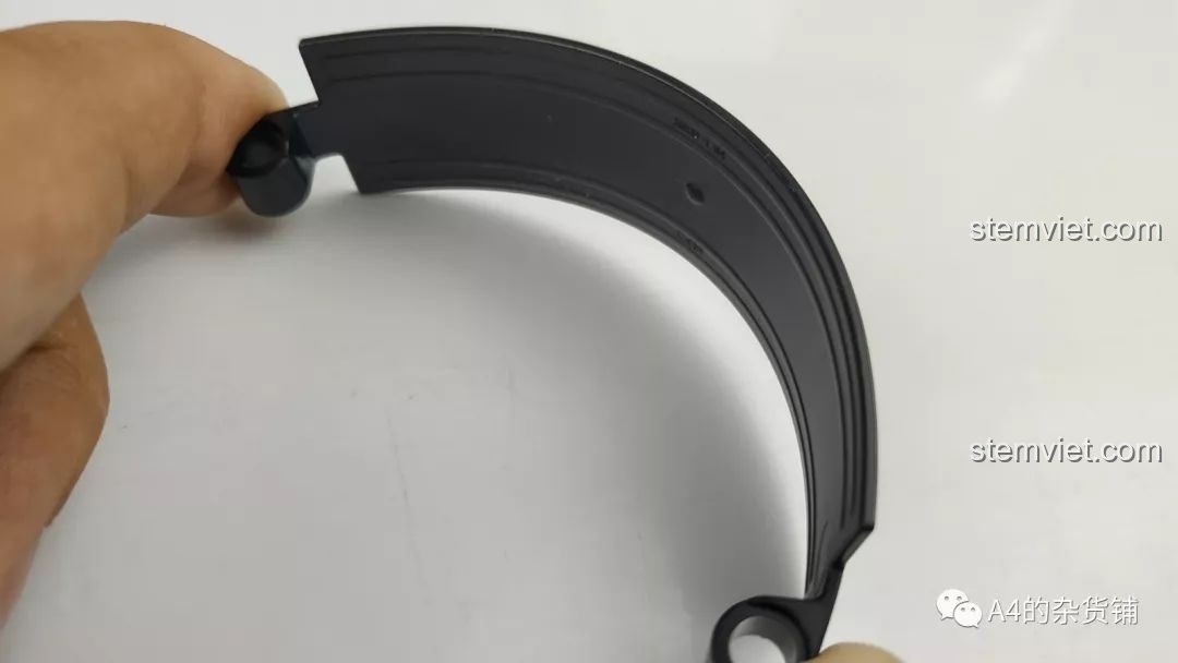 Một người đang dùng tay bóp nhẹ để thử độ đàn hồi của chi tiết panel cong trong bộ CaDA C61016.