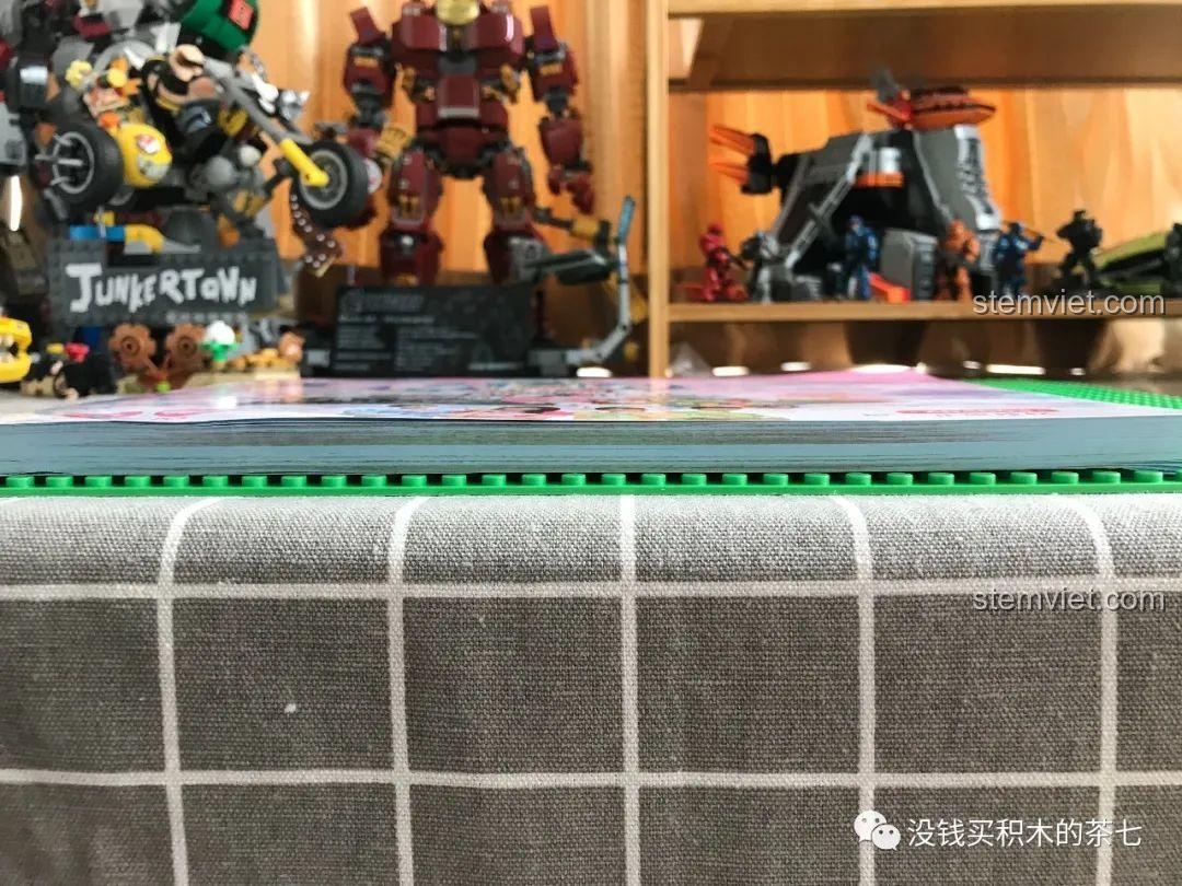 Cận cảnh độ dày của sách hướng dẫn lắp ráp bộ SEMBO 604003, thể hiện sự phức tạp của mô hình.