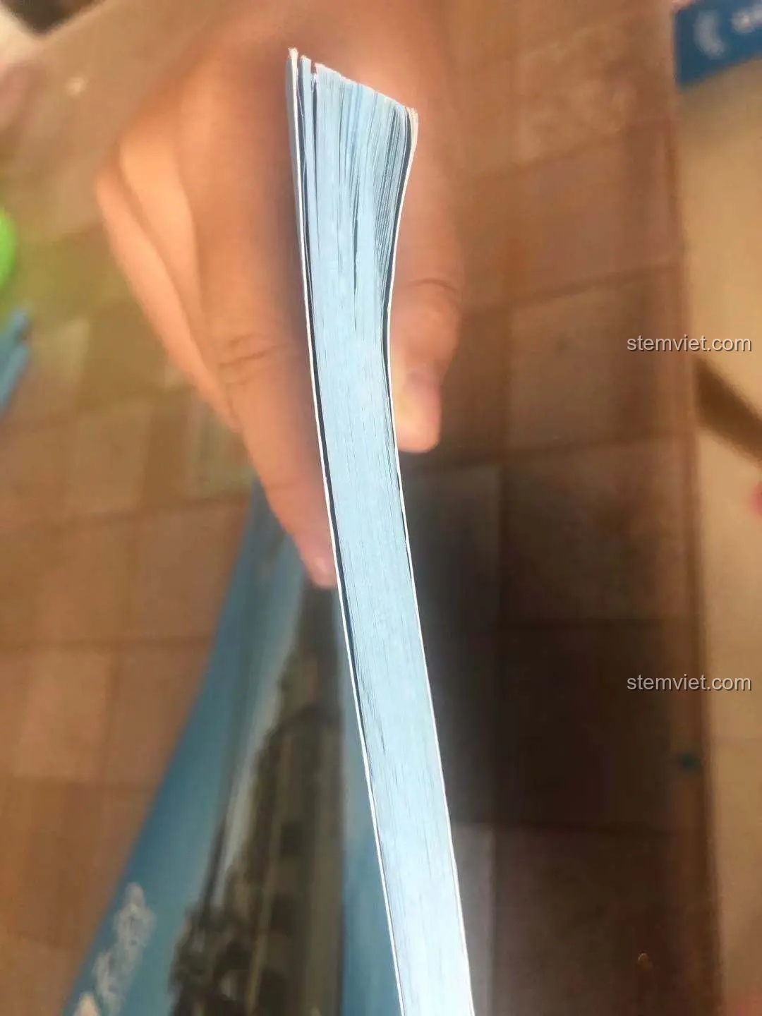 Độ dày của sách hướng dẫn lắp ráp SEMBO 705992, thể hiện sự chi tiết và phức tạp của mô hình.