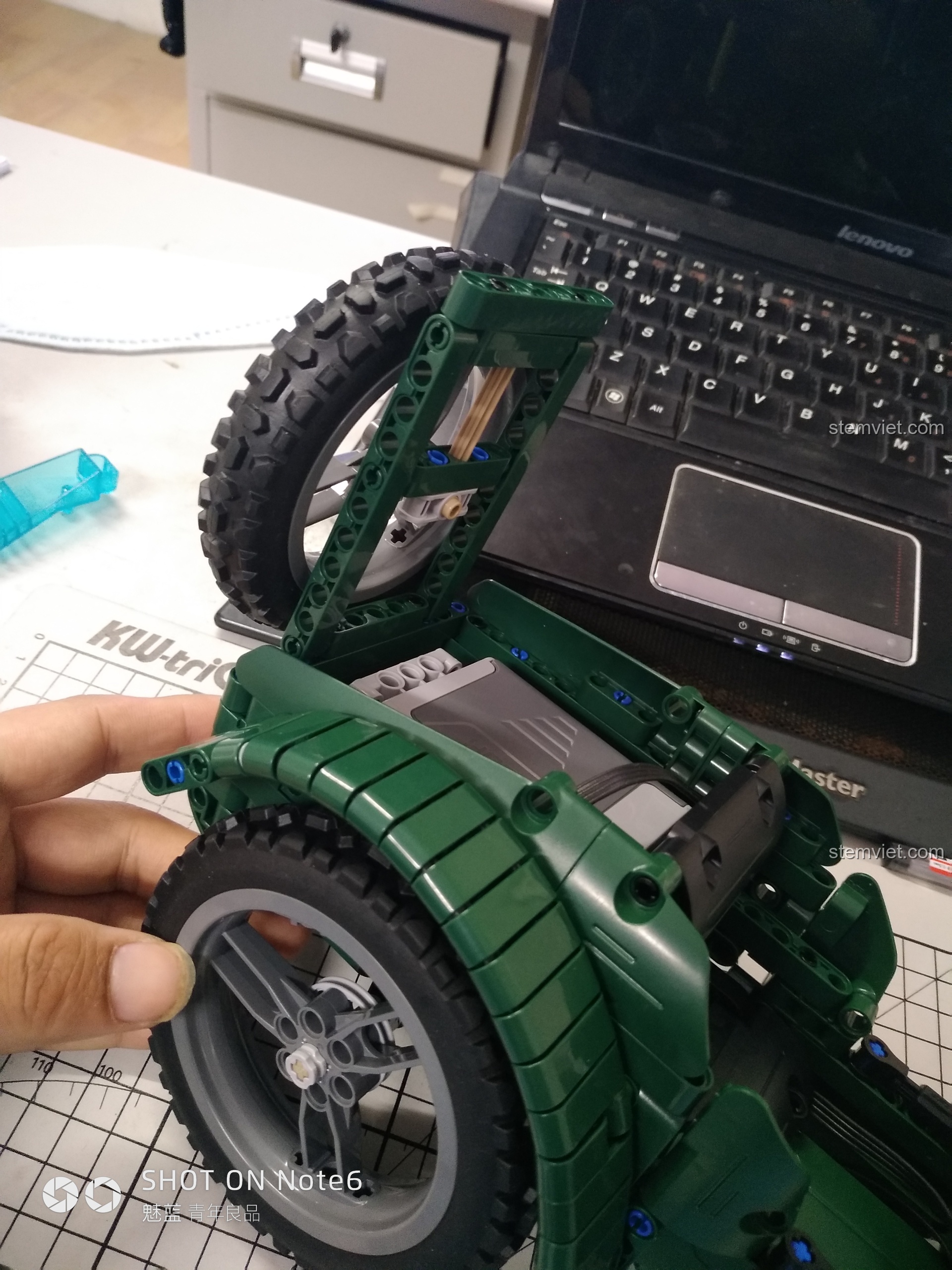 Mô hình CaDA C51021 được người dùng tự trang bị thêm đèn pha, làm tăng thêm vẻ ngoài chân thực và hầm hố.