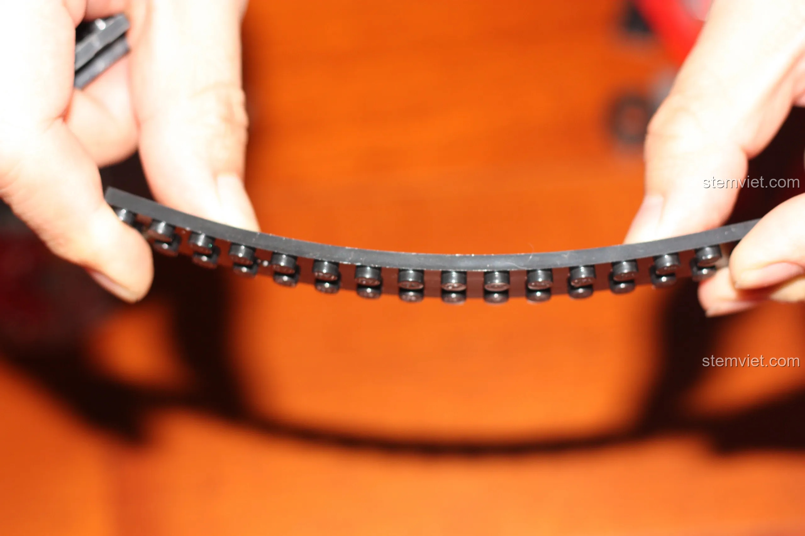 Thử độ dẻo của một mảnh ghép dài trong bộ xếp hình Xe Lính Cứu Hỏa KY8054, cho thấy nhựa hơi mềm.