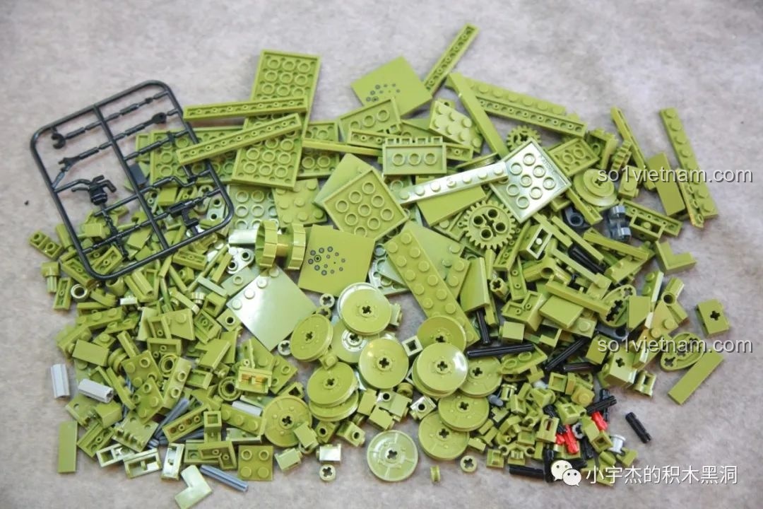 Toàn bộ gạch của bước 7 được đổ ra, bao gồm bánh xe, giáp hông và các chi tiết kết nối.