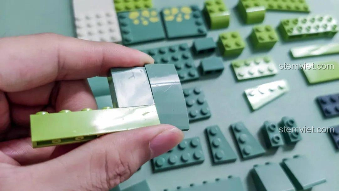 Kiểm tra độ khít của các mảnh ghép trong bộ lắp ghép Khủng long Bạo Chúa Ăn Vặt JAKI JK5102, cho thấy chất lượng tốt.