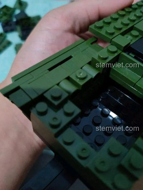 Kiểm tra độ khít của các mảnh ghép trên mô hình Xe Tên Lửa Đạn Đạo Đông Phong-17 CAYI 2282.