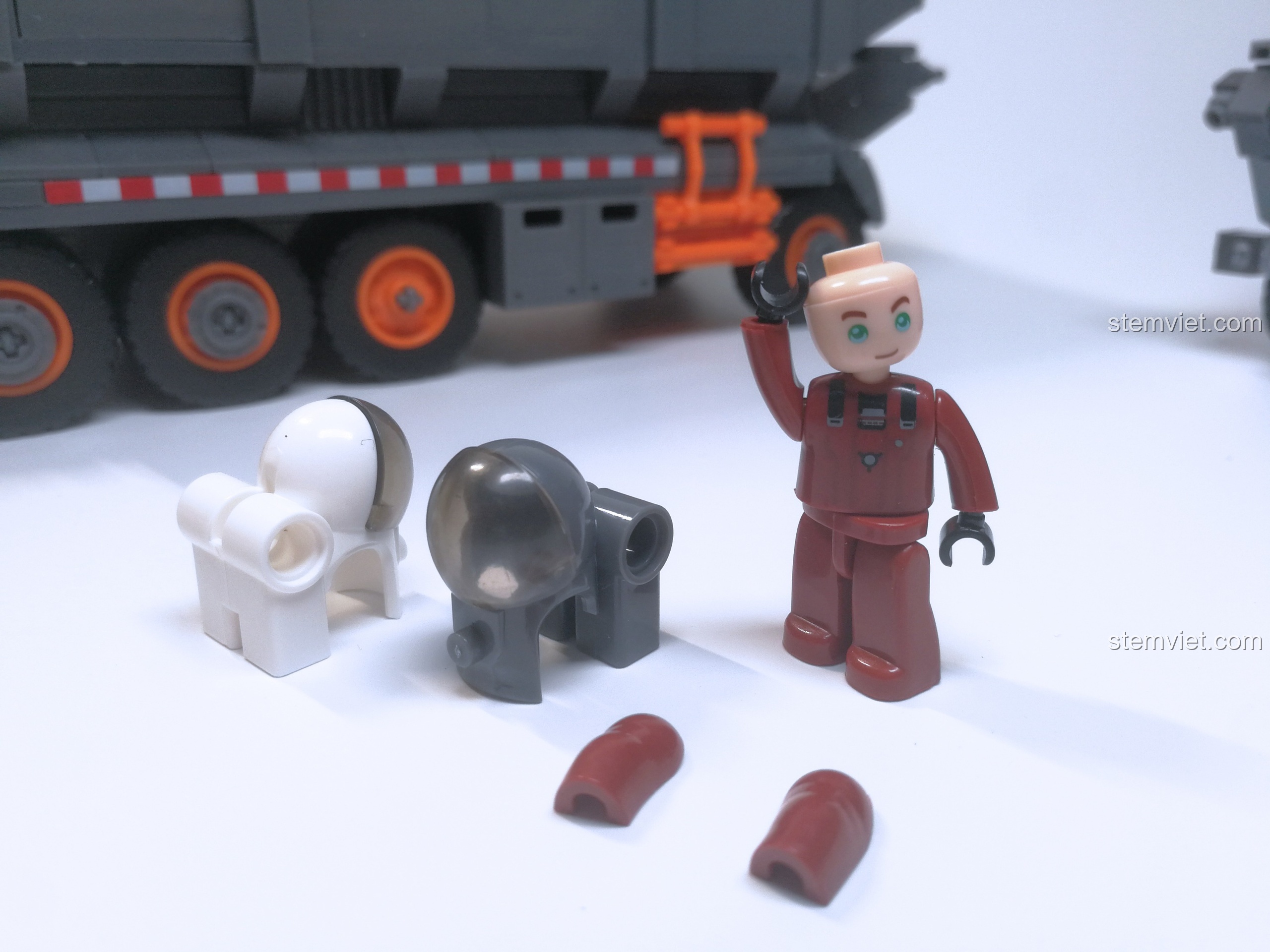 Một nhân vật minifigure phi hành gia đang giơ tay chào, thể hiện sự linh hoạt của các khớp nối.