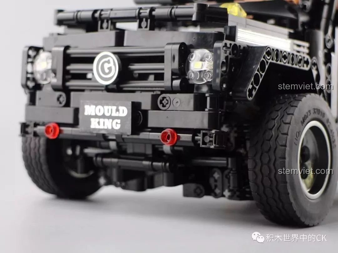 Thử nghiệm độ mềm của lốp xe Mould King 13070, lốp bị biến dạng nhẹ khi có lực tác động.