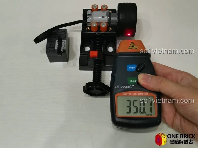Đo tốc độ vòng quay của động cơ L thông thường, kết quả hiển thị khoảng 350 vòng/phút khi dùng pin của Sluban.
