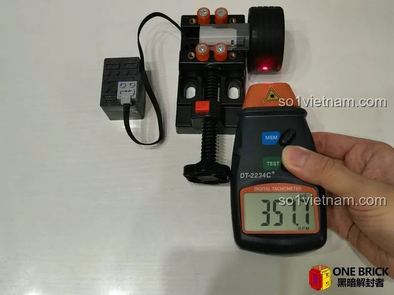 Đo tốc độ vòng quay của động cơ M, kết quả hiển thị khoảng 358 vòng/phút, không nhanh hơn động cơ L nhiều.