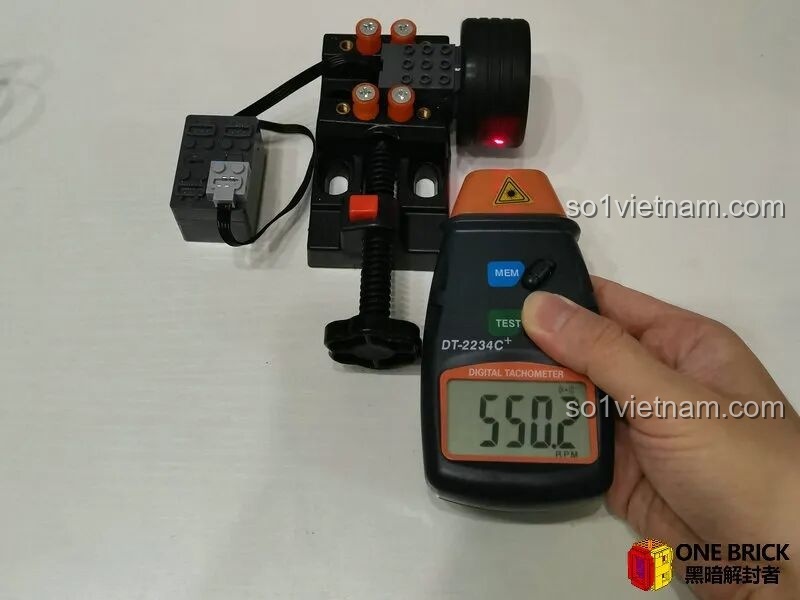 Đo tốc độ động cơ mới của Sluban M38B0851, kết quả vô cùng ấn tượng với 550 vòng/phút, nhanh hơn rất nhiều.