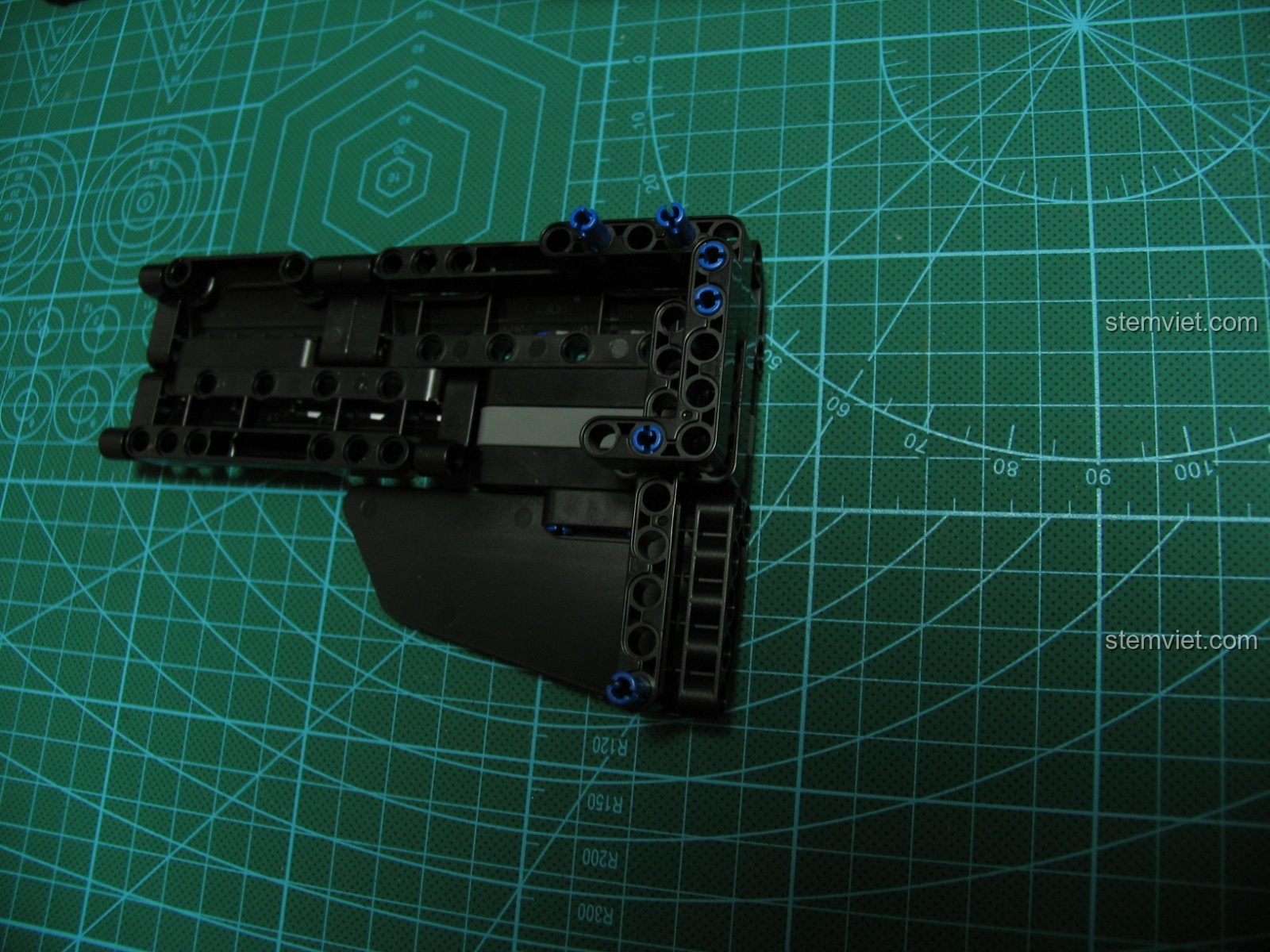 Kiểm tra độ tương thích giữa bánh răng CaDA và thanh beam LEGO, chúng ăn khớp rất tốt.