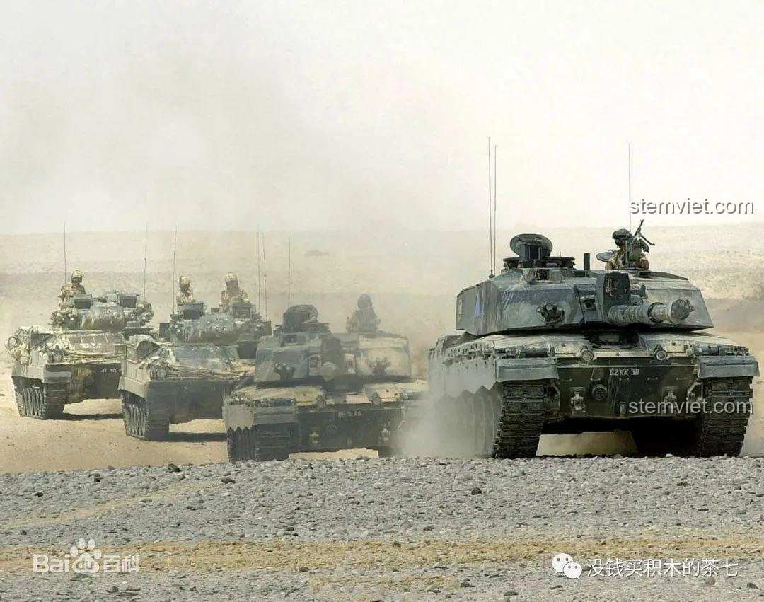 Đoàn xe tăng Challenger 2 thực tế di chuyển trên địa hình khắc nghiệt, minh họa sức mạnh tập thể của quân đội Anh.