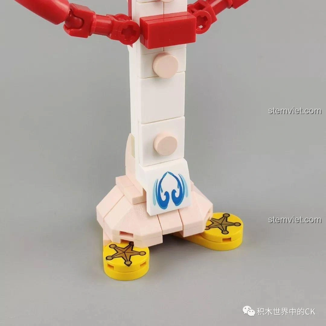 Chi tiết đôi chân của mô hình Forky từ bộ lắp ráp SY1448 Toy Story 4, với đế vàng hình ngôi sao.