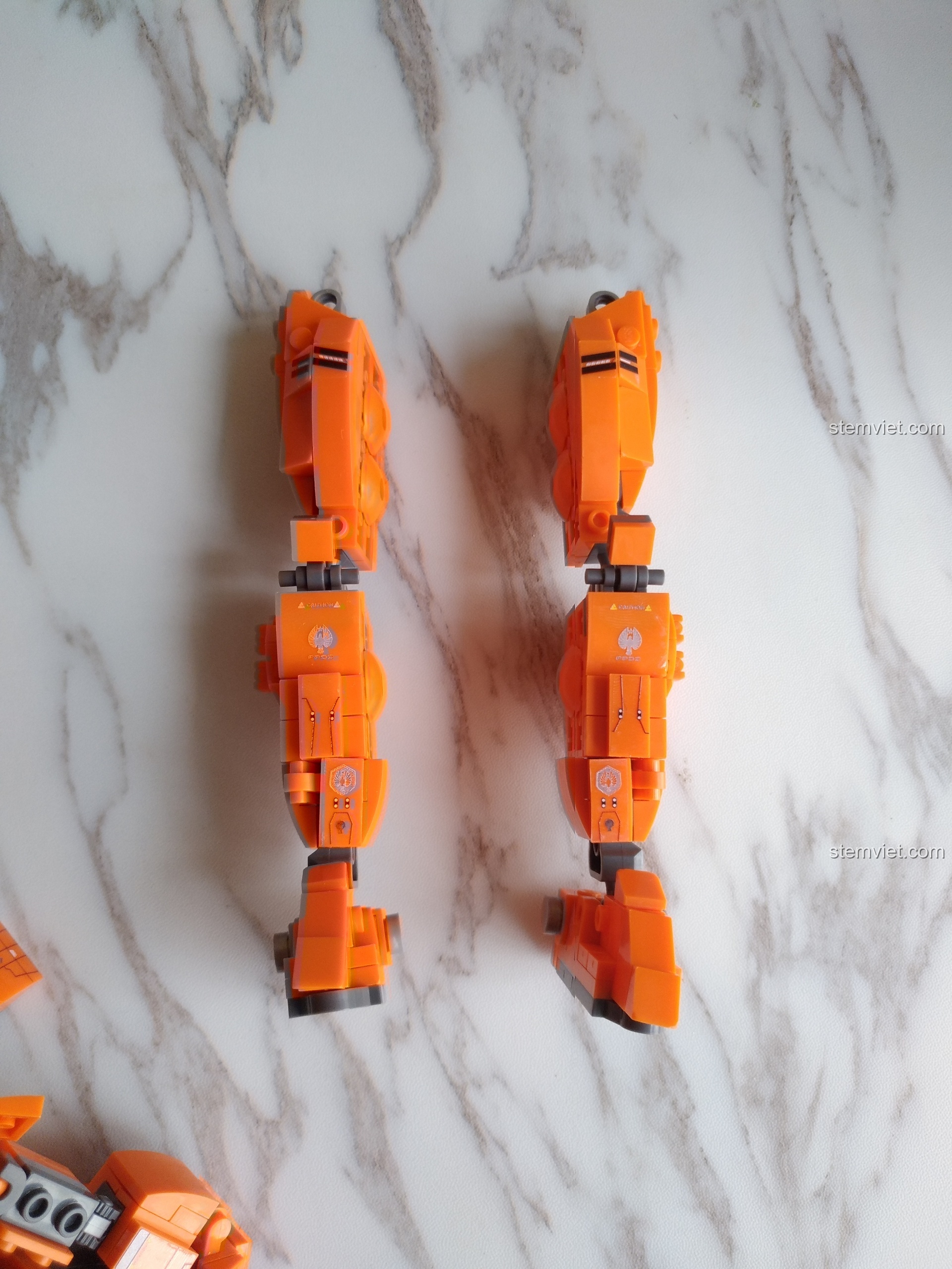 Hai chiếc chân của đồ chơi lắp ghép Người máy Saber Athena cho trẻ từ 6 tuổi đã hoàn thành, thiết kế chi tiết.