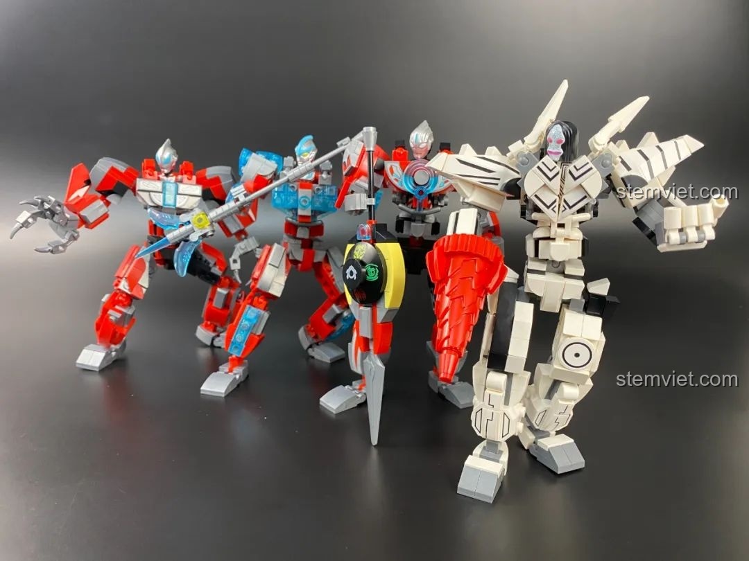 Bốn mô hình robot trong series QMAN Ultraman Cơ Giáp Tăng Cường đứng cạnh nhau, tạo thành một đội hình mạnh mẽ.