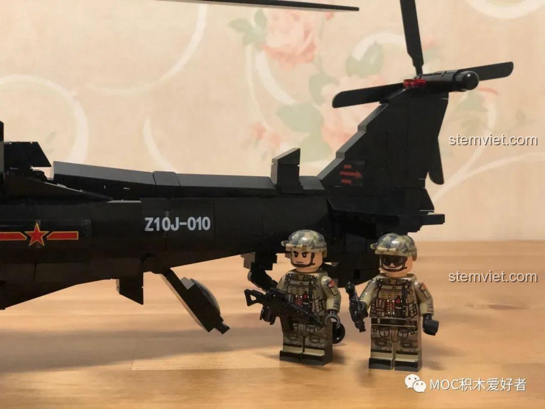 Toàn bộ đội hình minifigure và mô hình Sembo 202119 Trực thăng tấn công Z-10 đã sẵn sàng chiến đấu.