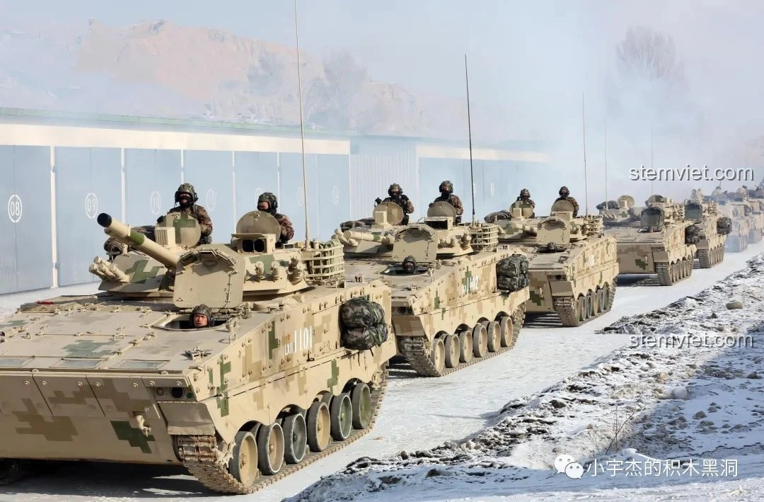Đội hình xe chiến đấu bộ binh 04A di chuyển, thể hiện sức mạnh quân sự