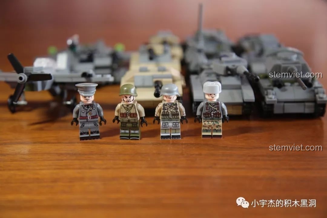 Bốn minifigure lính cùng với bốn mô hình xe quân sự chính, sẵn sàng cho các giờ chơi sáng tạo của bé.