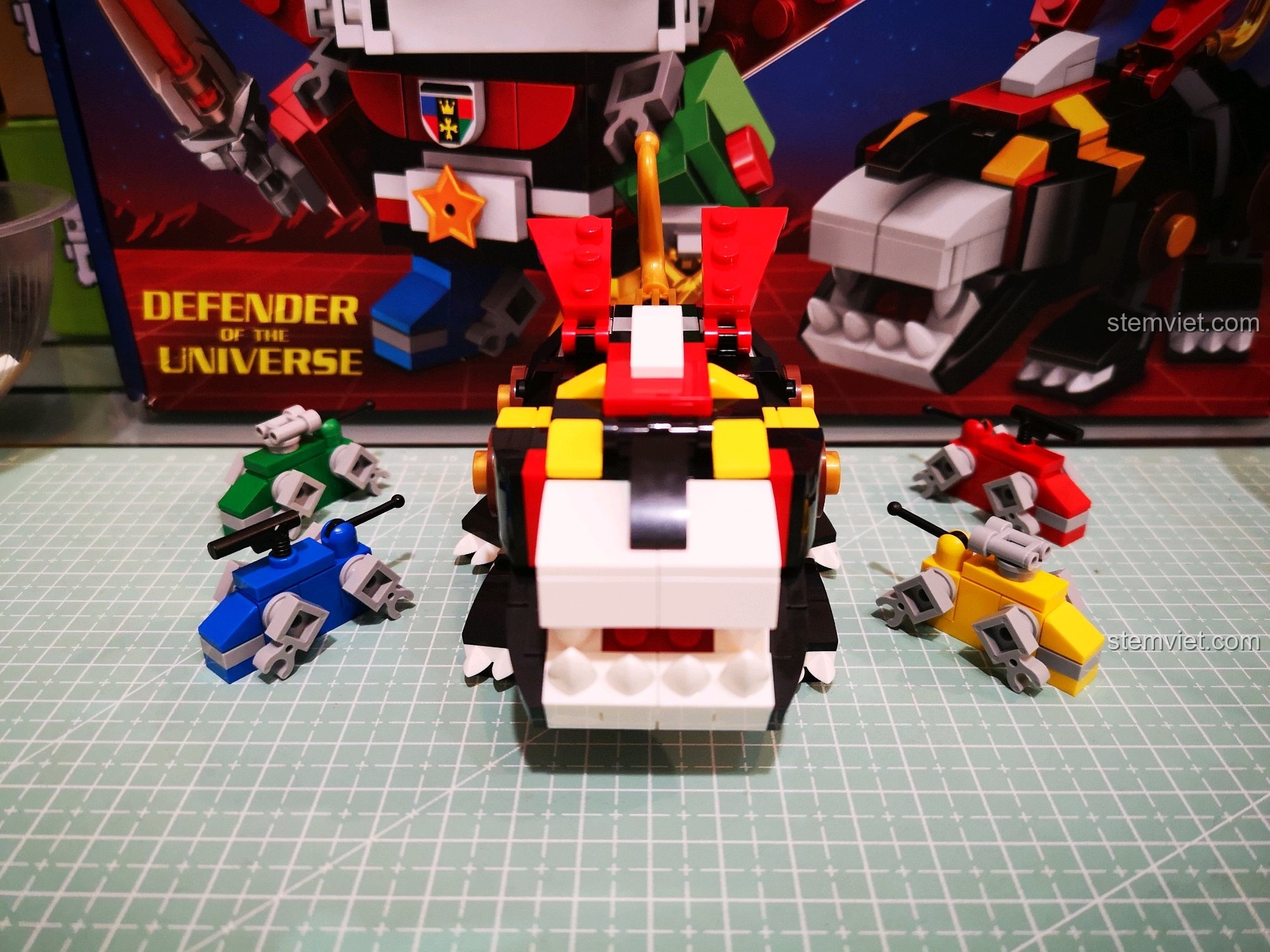 Toàn bộ 5 sư tử máy từ bộ lắp ráp Robot Voltron Decool 8002 được chụp cùng nhau.