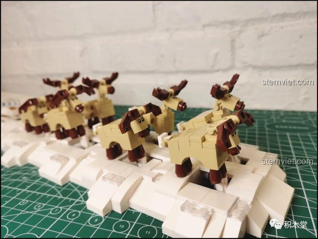 Đội quân 8 chú tuần lộc được xếp ngay ngắn trên phần đế tuyết trắng của mô hình Mould King 10015.