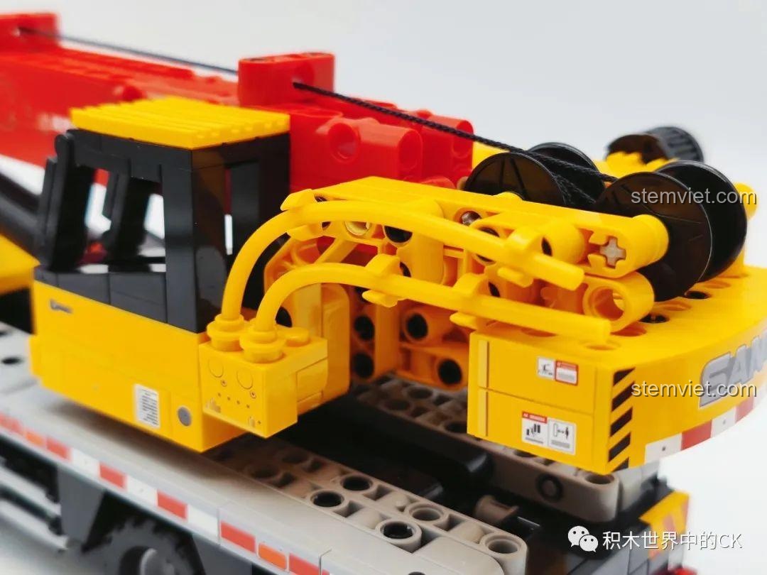 Phần đối trọng và các chi tiết thủy lực phía sau buồng điều khiển cẩu của mô hình SEMBO 712022.