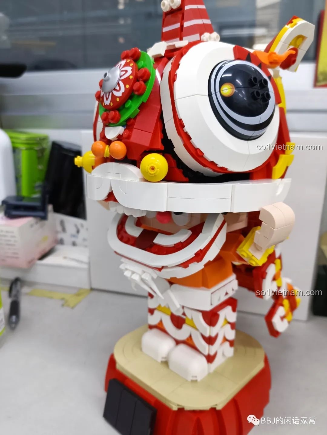 Chú lân đã lắp ráp xong từ góc nhìn khác