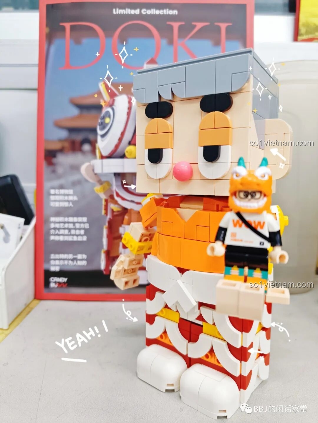 Chú lân và nhân vật DOKI đứng cạnh nhau