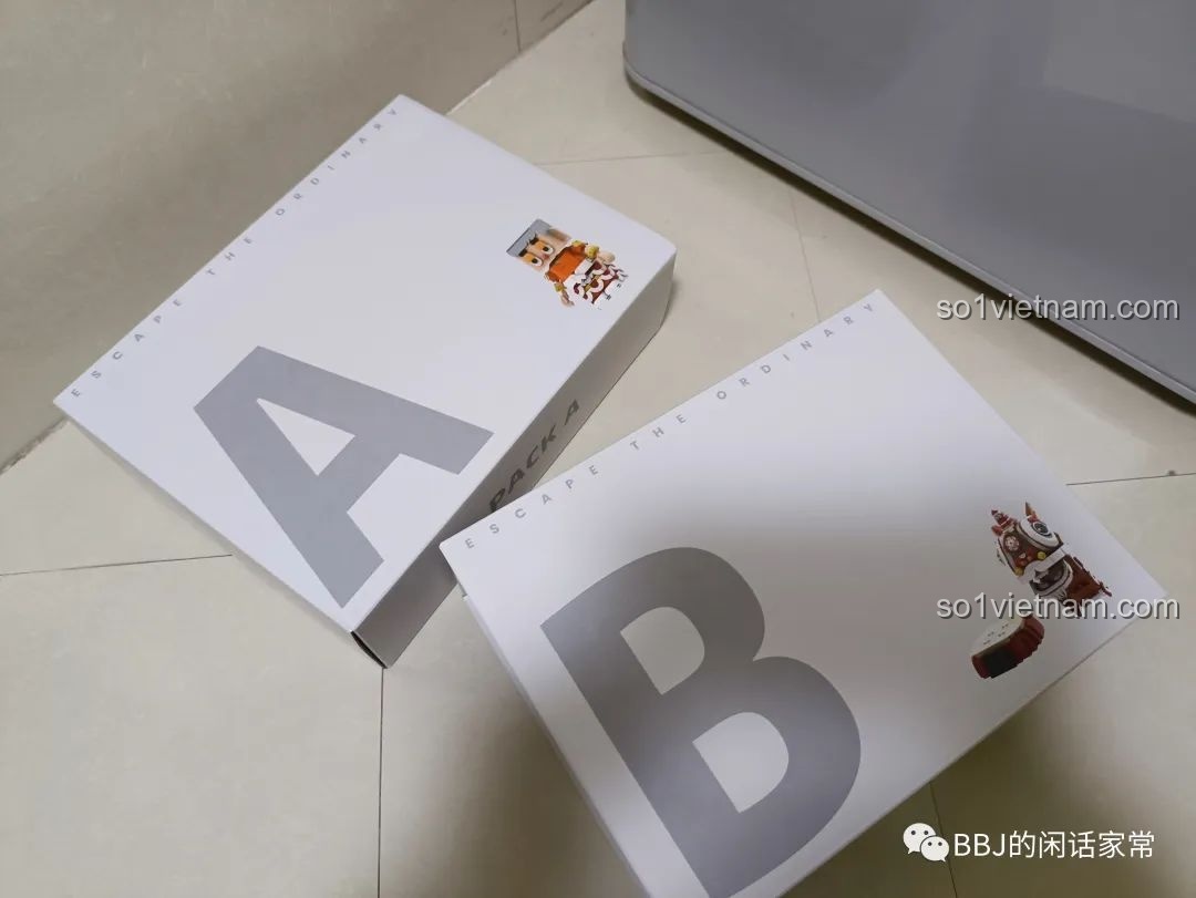 Hai hộp nhỏ hơn A và B của bộ lắp ráp DOKI