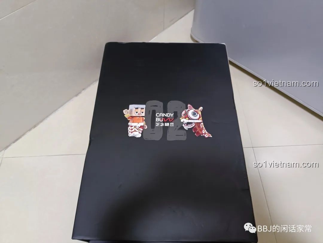 Hộp đựng bộ lắp ráp DOKI Sư tử đầu đội lân màu đen với hình ảnh chú lân và nhân vật DOKI