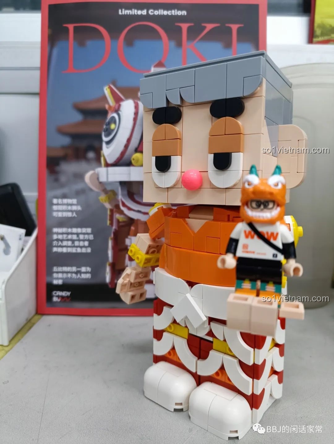 Nhân vật DOKI đứng cạnh sách hướng dẫn