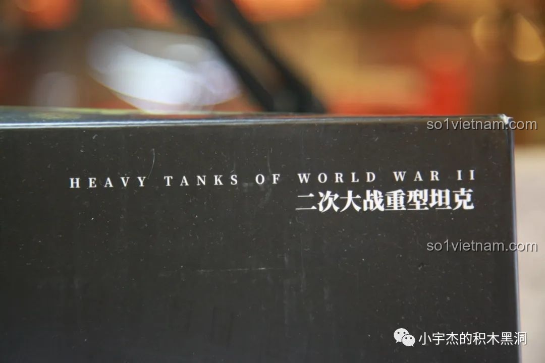 Dòng chữ Heavy Tanks of World War II trên cạnh hộp bộ lắp ráp Panlos Brick 628010, nhấn mạnh chủ đề xe tăng.