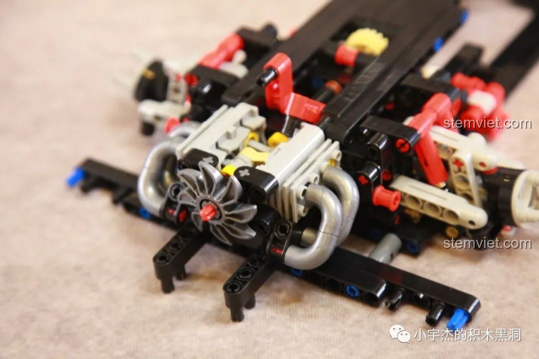 Cận cảnh khối động cơ 4 xi-lanh đối đỉnh được lắp ráp trong bộ K Box 10510 Volkswagen Camper Van.