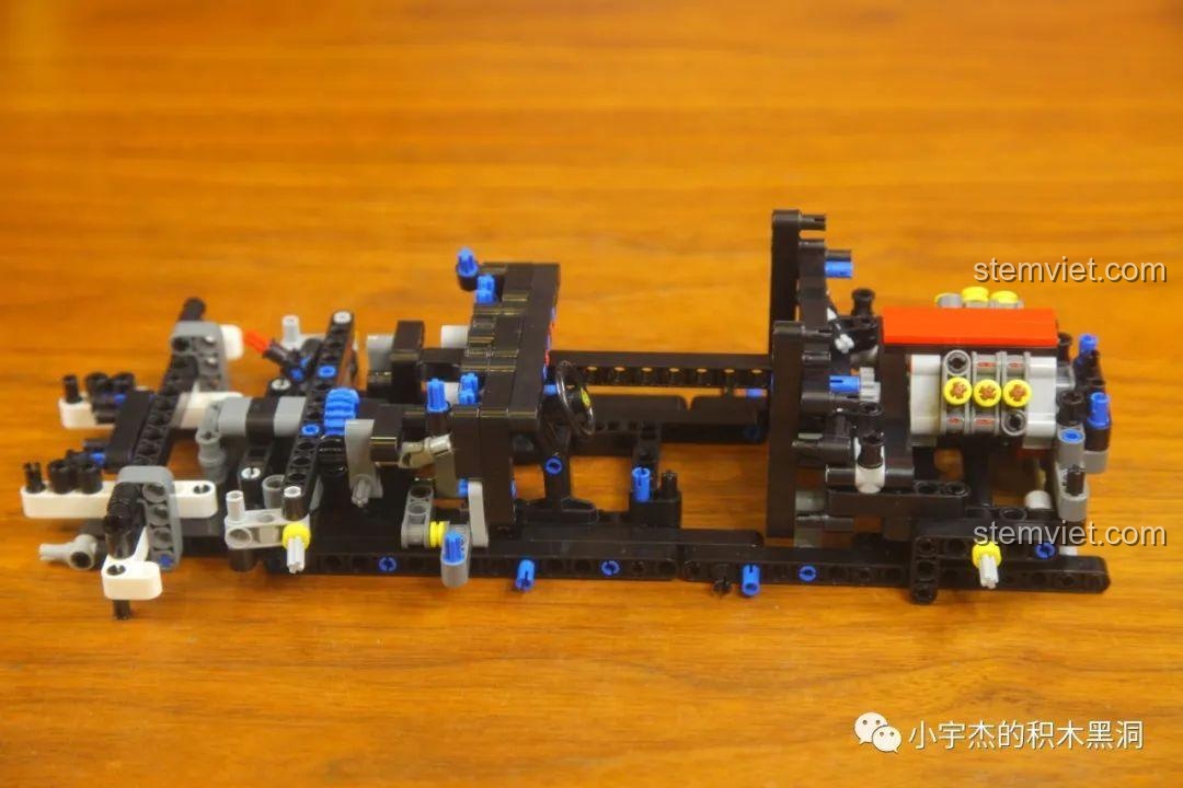 Khối động cơ 6 xi-lanh của mô hình KBOX 10214 đã được lắp ráp hoàn chỉnh vào khung xe.