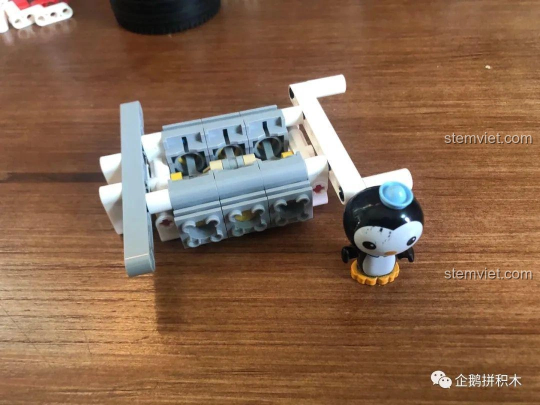 Mô hình động cơ 6 xi-lanh của xe đua F1 Mould King 13117 đang được lắp ráp, thể hiện chi tiết kỹ thuật.