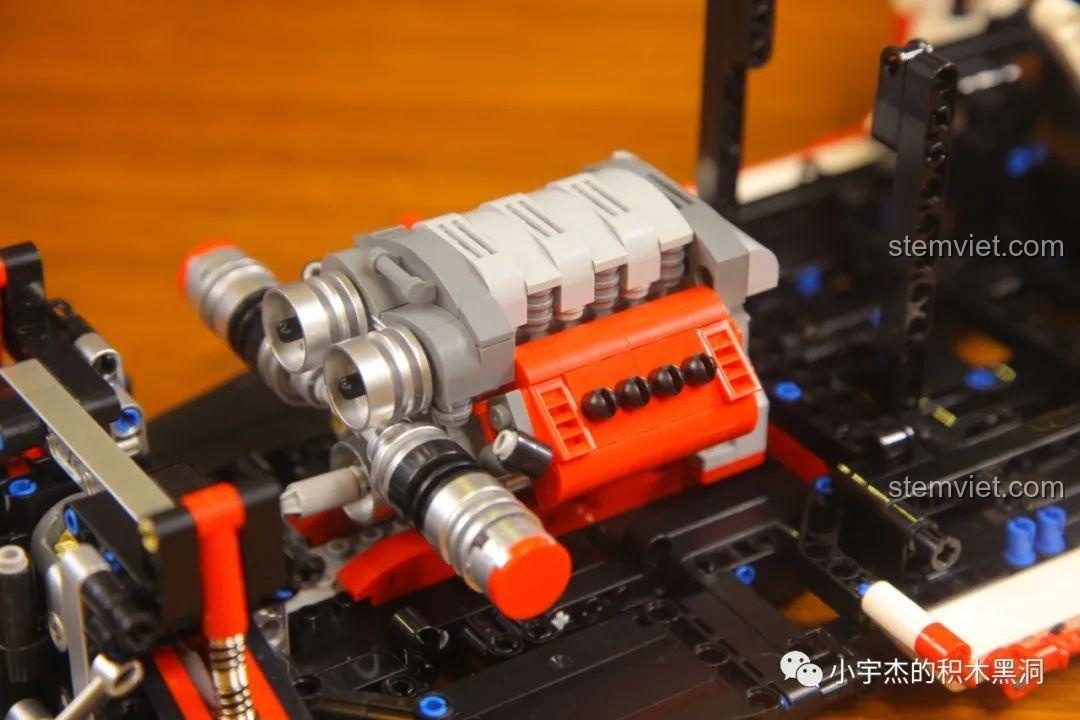 Góc nhìn từ trên xuống của khối động cơ đã được lắp vào khung xe BrickCool KC010, nổi bật và chi tiết.