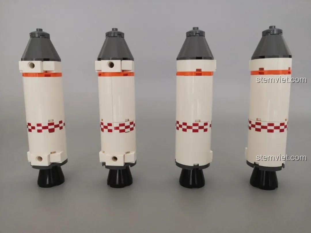 Bốn động cơ đẩy phụ của tên lửa đã được lắp ráp hoàn chỉnh, review GUDI 10803 Tàu con thoi và xe chở.