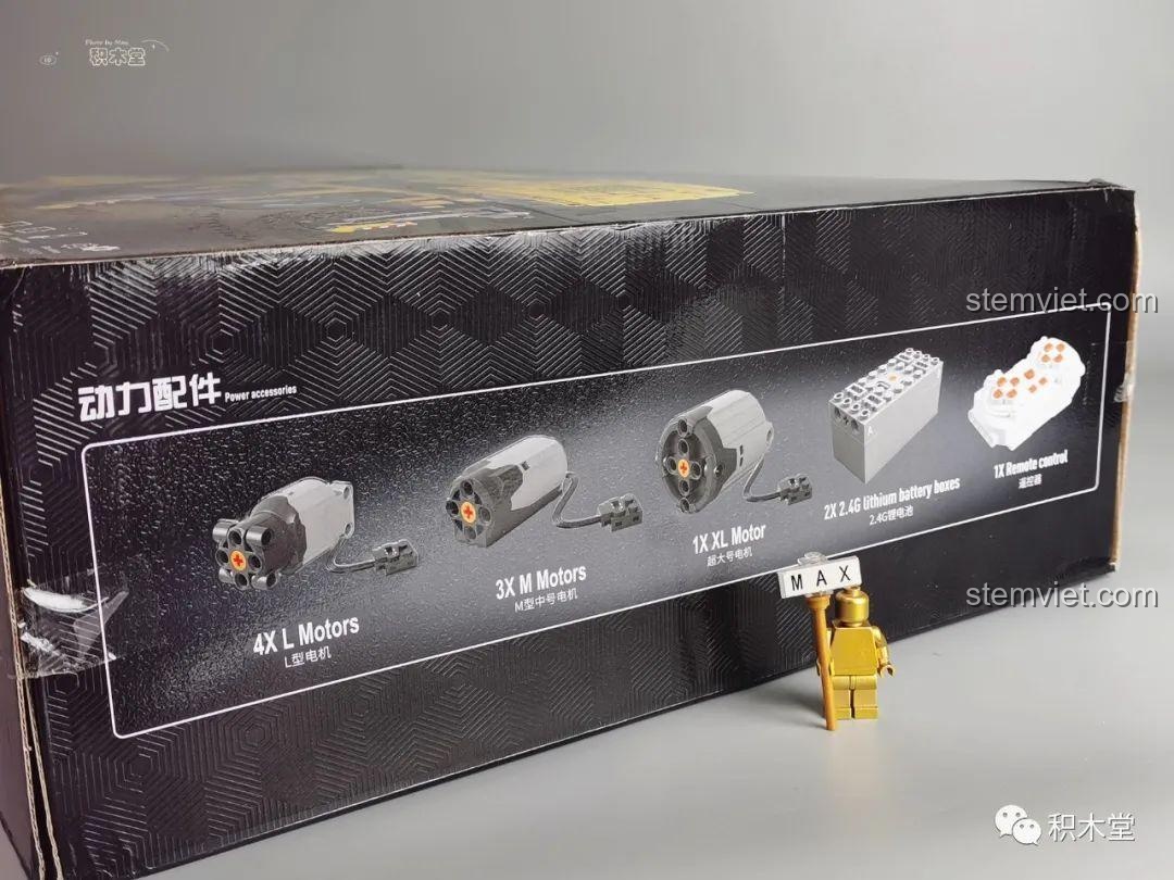 Các thành phần động cơ và điều khiển từ xa đi kèm bộ lắp ráp Taigaole T4004 Xe Cẩu Bánh Lốp, bao gồm nhiều loại motor và hộp pin.