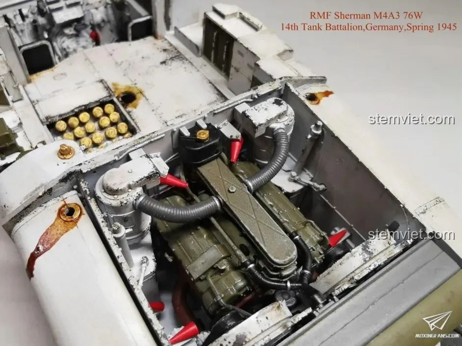 Hình ảnh tham khảo động cơ Ford GAA V8 thực tế của xe tăng Sherman M4A3, nguồn cảm hứng cho mô hình lắp ráp Sluban.